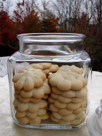 Arrow Root Recipes, Arrowroot Cookies Recipe, Arrowroot Recipes, Arrowroot Cookies, Brat Diet, Wheat Free Recipes, Filled Cookies, Crunchy Cookies, Pastry Desserts