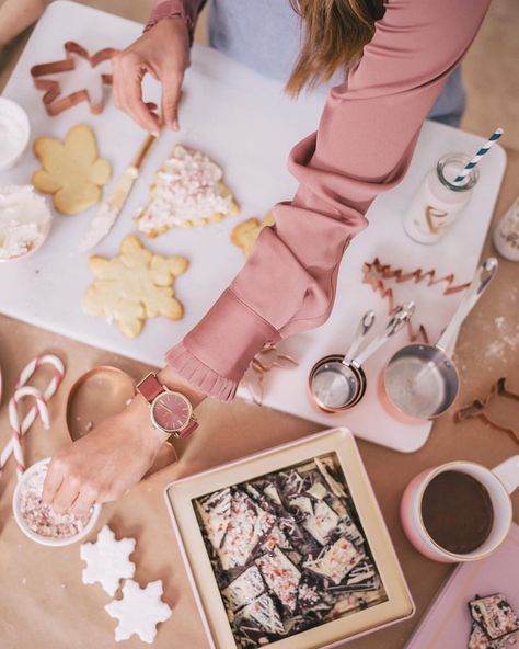 christmas cookies Cookie Shots, No Bake Sugar Cookies, Baking Photography, Cookie Cookbook, Bakery Branding, Julia Berolzheimer, Baking Classes, Christmas Inspo, Vanilla Frosting