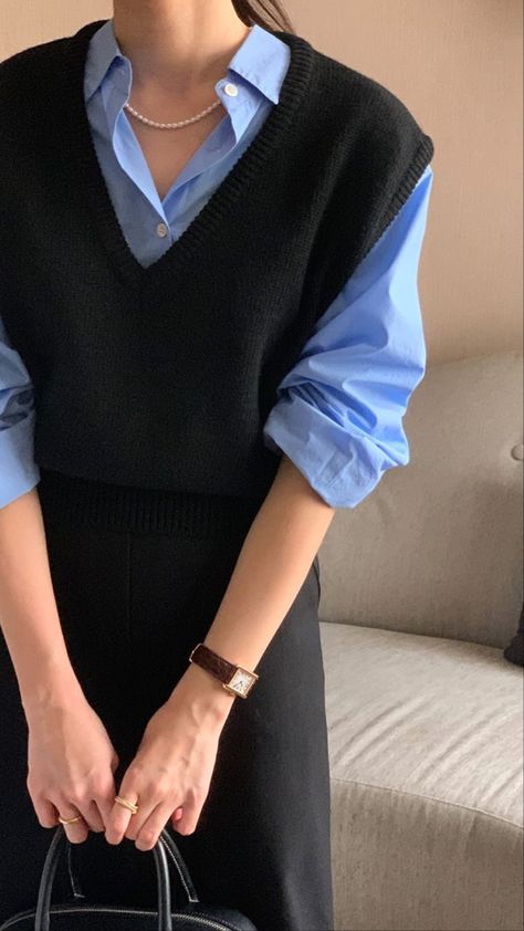 Classic Vest Outfits, Black Knitted Vest Outfit, Korean Office Fashion, Classic Style Icons, Sweater Vest Black, Casual College Outfits, Casual Chique, Casual Day Outfits, Classy Work Outfits