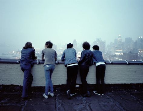 By photographer Colin Lane, that worked with them from 2001 to 2006, on a rooftop on New York Band Photoshoot, The Wombats, Ryan Adams, Group Poses, Julian Casablancas, Cage The Elephant, Band Photography, Kings Of Leon, Discover Music