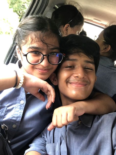 School Friends Pic, School Couple Pictures, College Love Aesthetic, School Couple Aesthetic, School Couple, Couples Hidden Face Pics, Sibling Poses, Friendship Photoshoot, Self Portrait Poses