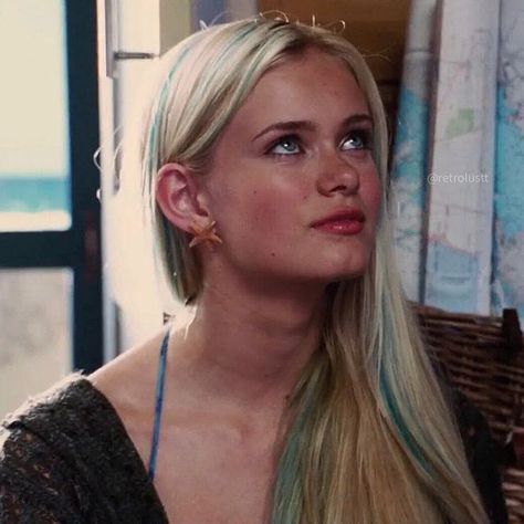 It’s 2020 and I’m still obsessed with Aqua’s hair 🧜🏼‍♀️💙 Who’s hair or hairstyle from a movie or show are you still obsessed with? • Follow… Aquamarine Movie, Best Teen Movies, Sara Paxton, H2o Mermaids, Mermaid Aesthetic, Girl Movies, Malibu Barbie, Mermaid Life, Mia 3