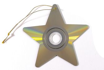 recycled cd star Recycled Cds, Eco Christmas, Nerd Crafts, Old Cd, Old Cds, Christmas Star Decorations, Cd Crafts, Unique Christmas Ornaments, Cd Art