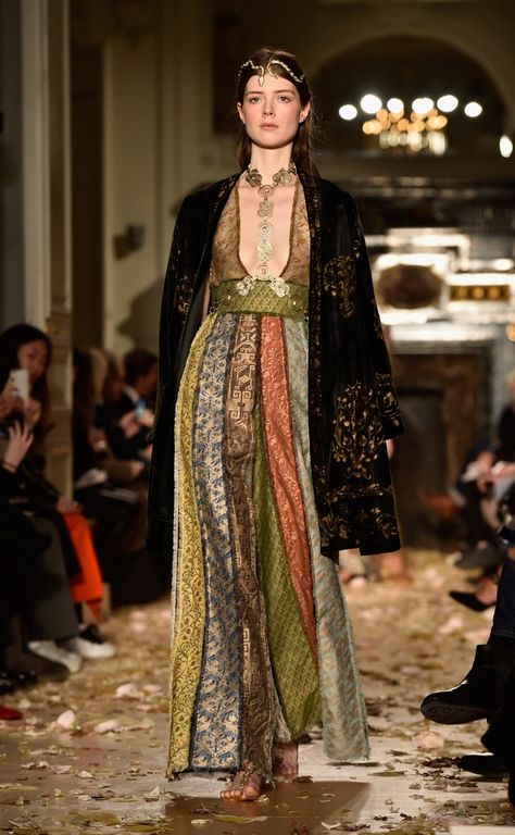 Models Walk, Valentino Runway, Valentino Haute Couture, Collection Couture, Valentino Couture, Mode Boho, Popsugar Fashion, January 27, Couture Week