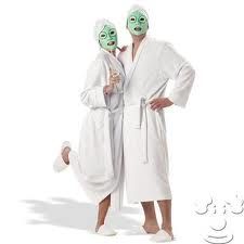 Spa costume Spa Couple, Easy Homemade Halloween Costumes, Couples Spa, Spirit Week Outfits, Spa Girl, Homemade Costume, Costumes Couples, Homemade Halloween Costumes, Cute Couple Halloween Costumes