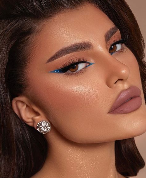 Makeup looks/ makeup ideas/ eye makeup/eye shadow looks /lips/ lipsticks /liparts/ hairstyles/ earrings/ blue Eyeliner Azul, Blue Eyeliner Looks, Blue Eyes Makeup, Face Inspiration, Prom Eye Makeup, Blue Eyeliner, Makeup Eye Looks, Elegant Makeup, Face Beat