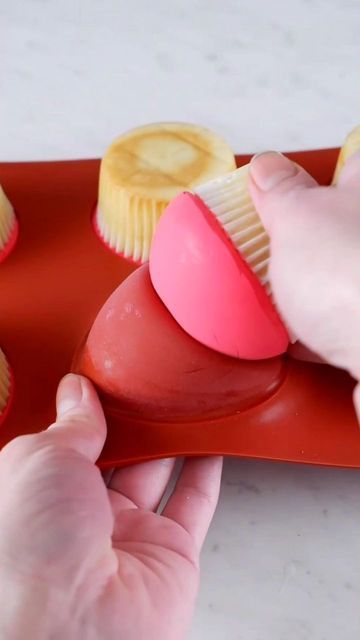 Round Cupcake Frosting, Flat Cupcakes Icing, Flat Iced Cupcakes, Buttercream Icing For Cupcakes, Flat Top Cupcakes, Cupcake Tools, Cupcakes Decoration Tutorial, Brain Cupcakes, Silicone Cupcake Molds