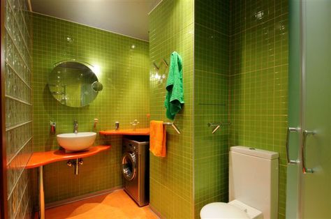 Green and orange bathroom Green Orange Bathroom, Orange Green Bathroom, Orange And Green Bathroom, 70’s Bathroom, 70s Bathroom, Green Bathroom Decor, Botanical Bathroom, Orange Bathrooms, Mid Century Bathroom