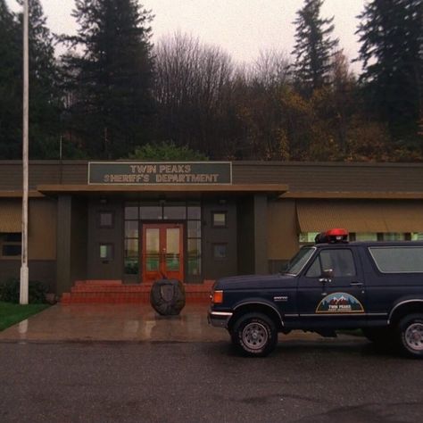 Halloween In A Small Town, Halloween Small Town Aesthetic, Small Town Core, Small Town Mystery Aesthetic, Twin Peaks Aesthetic, Small Town Aesthetic, Twin Peaks 1990, Small Town Mystery, Black Lodge