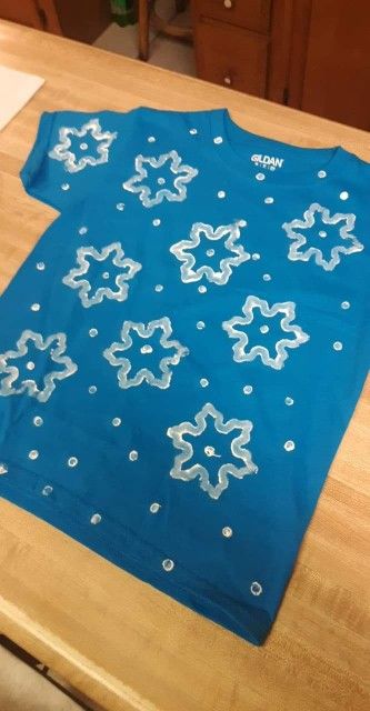 Snowflake Day At School Outfit, Snowflake Shirt, Diy Snowflake, Diy School, Snow Flakes Diy, Snowflake Shape, Snow Flake, Shaped Cookie, Christmas Crafts For Kids