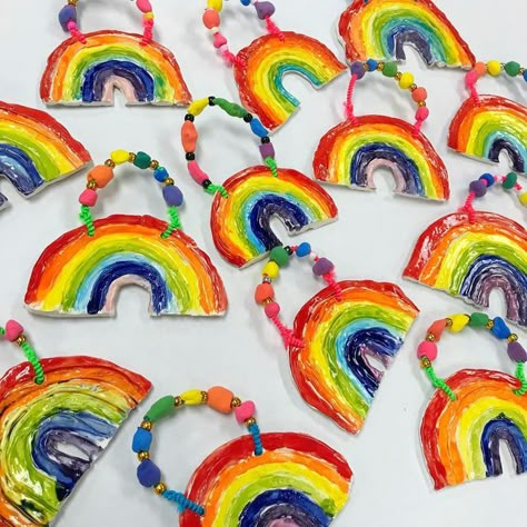 Cassie Stephens on Instagram: "First grade became coil rolling masters with this clay project, special thanks to @mrsdow_artroom for this one! We reviewed the order of the colors of the 🌈 and also learned how to make the secondary colors by mixing the primary to create our beads. Can we really have an 80’s themed art show without rainbows? Show of hands: who owned that iconic rainbow Trapper Keeper?! ALSO, last image showed the surface we built our rainbows on! Thanks again, Autumn!" Kindergarten Ceramics Projects, Clay Project For Elementary, Kindergarten Model Magic, Cassie Stephens Clay, Elementary Clay Lessons, First Grade Clay Project, First Grade Clay Art Projects, Model Magic Elementary Art, Elementary School Clay Projects