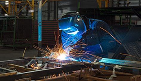 Welding is an excellent career choice as it does not require a college degree and often has short training programs. This makes it a great job option in 2021. Welding Rig, Welding Services, Welding Jobs, Safety Rules, Welding Process, Welding And Fabrication, Staffing Agency, Welding Table, Career Choices