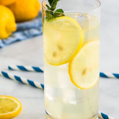 Best Homemade Lemonade Recipe Spring Sangria, Spring Cocktails Recipes, White Sangria, Fruit Slices, Spring Cocktails, Fancy Drinks, Sangria Recipes, Lemonade Recipes, Limes