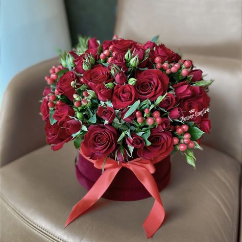 Fresh flowers delivery in Singapore Hat Box Flower Arrangements, Hat Flower Bouquet, Food Arrangement, 30th Birthday Party Themes, Red Flower Arrangements, Hat Box Flowers, Flower Bouquet Delivery, Hat Flower, Flower Box Gift