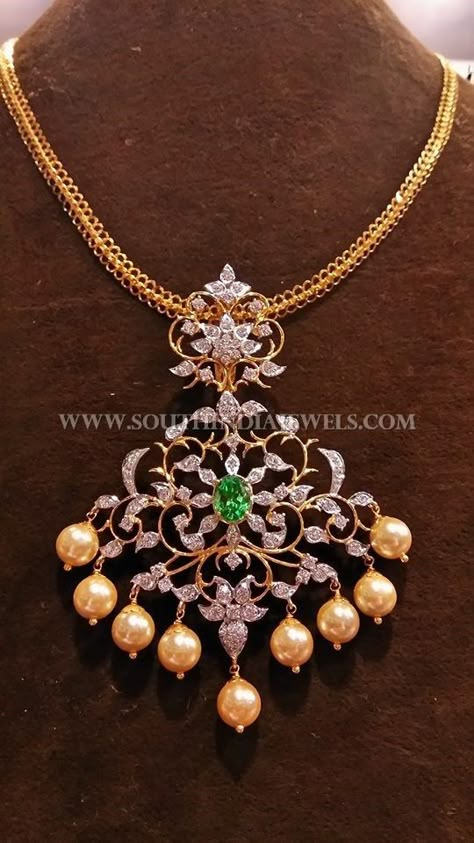 Gold short chain with gorgeous diamond pendant adorned with bold pearls. For inquiries please contact the seller below. Seller Name : Jewels Indian Antique Contact : +91 80 4125 2333, 9980965091 Email : jewelsindiaantiqueshoppee@gmail.com Related PostsNakshi Work Diamond Temple PendantDiamond Pendant Set With PearlsGold Chain With Diamond Ruby PendantDesigner Diamond Pendant Set From Rakesh JewellersDiamond … 14k Rose Gold Jewelry, Diamond Pendants Designs, Gold Jewelry Simple Necklace, Beautiful Gold Necklaces, Pearl Necklace Designs, Gold Necklace Indian Bridal Jewelry, Beaded Necklace Designs, Gold Jewelry Stores, Antique Jewelry Indian