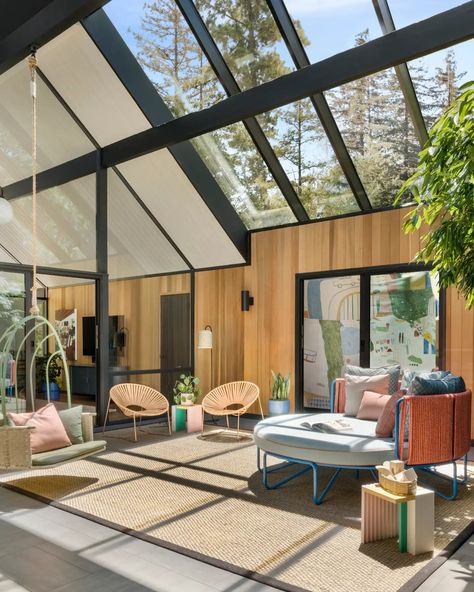 Palo Alto Eichler by Atelier Davis | 1stDibs Joseph Eichler, Retractable Glass Doors, Eichler Homes, California Cool, Architect House, Elegant Interiors, Family Living, Livingston, Styl Vintage