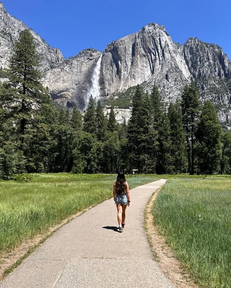 change of scenery 🏞️☀️🙂‍↕️ - - - yosemite national park, travel california, summer vacation, national parks, outdoors travel Yosemite Outfit, Posing Pictures, Picture Ideas Summer, Salty Granola, Outfit Midsize, Travel Water Bottle, Yosemite Park, Best Tents For Camping, Travel California