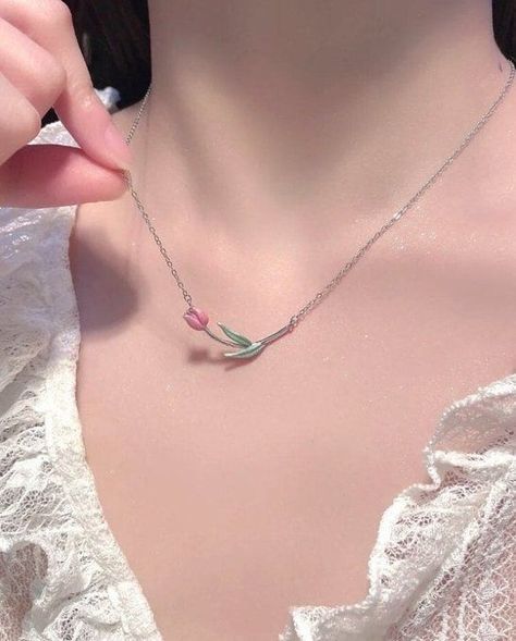 A timeless piece that will never go out of style #JewelryPor #travelgra #fitnes Simplistic Jewelry, Tulip Necklace, Pop Jewelry, Fancy Jewelry Necklace, Pretty Jewelry Necklaces, Korean Jewelry, Jewelry Accessories Ideas, Girly Accessories, Classy Jewelry