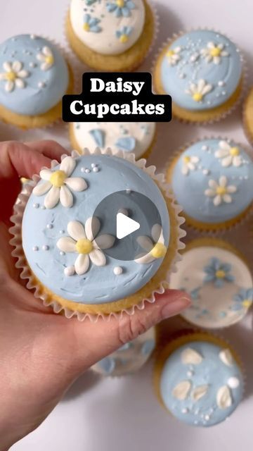 Lollipop Cake Supplies on Instagram: "The sweetest little mini daisy cupcakes but the talented @alexlarosa 😍 these teeny floating daisies and daisy petals remind me of spring days and lemonade 🌸🍋 • • • • #daisycupcake #buttercreamcupcake #buttercream #cupcakeart #cupcakeartist #buttercreampiping" Blue Daisy Birthday Party Ideas, Daisy Macarons, Daisy Cupcakes, Lollipop Cake, Daisy Petals, Buttercream Cupcakes, Frosting Tips, Daisy Wedding, Cake Supplies