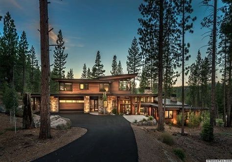 Warm modernism takes center stage in Martis Camp retreat One Kindesign, Big Modern Houses, Mountain Modern Home, Martis Camp, Mansion Exterior, Modern Mountain Home, Modern Rustic Homes, Lake Home, House In Nature