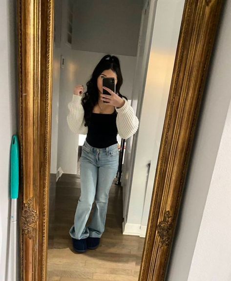 Cute Apropiate Outfits, Outfit Ideas With Jackets Casual, Outfits Ideas With Flare Jeans, Cute Outfits Not Revealing, Outfit Ideas To Hang Out With Friends, Latina Cold Outfits, Cardigan School Outfit, Outfits With A Black Cardigan, Fresa Latina Outfits