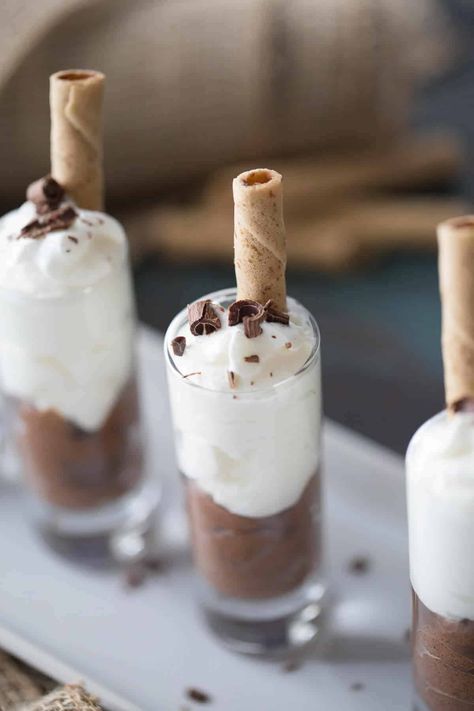 Coffee, Kahlua, and pudding make this Tiramisu Pudding shots recipe a party favorite! #booze #Tiramisu #pudding #shots #partyfood Cream Puff Decorating Ideas, Tiramisu Pudding, Italian Catering, New Years Eve Menu, Shot Glass Desserts, Dessert Shooters, Italian Party, Dessert Shots, Pudding Shots