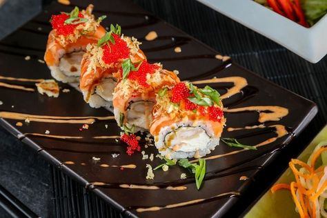 Sushi Plating Presentation, Sushi Plating, Fancy Sushi, Sushi Ideas, Gastronomic Food, Japanese Food Sushi, Sashimi Sushi, Peanut Recipes, Sushi Set