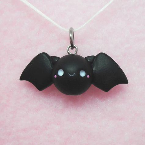 Halloween Charms Clay, Cute Bat Aesthetic, Fimo Halloween Ideas, Emo Clay Ideas, Goth Clay Ideas, Polymer Clay Figures Easy, Fimo Ideas Jewelry, Cute Polymer Clay Charms, Bat Clay