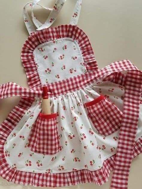 Matching Aprons, Pretty Apron, Kitchen Farm, Fashion Apron, Diy Apron, Holiday Aprons, Apron Sewing, Girl Apron, Apron Sewing Pattern