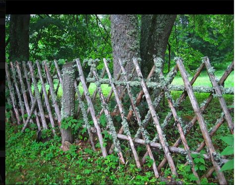 Cottage Hacks, Tree Fence Ideas, Firewood Fence, Rustic Fencing, Rustic Fences, Small Wood Projects Diy, Perimeter Fence, Rustic Garden Fence, Diy Projects Wood