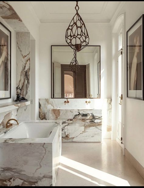 Parisian Bathroom French Style Modern, French Hotel Bathroom, Modern Parisian Bathroom, Parisian Chic Style Home, Parisian Bathroom French Style, Parisian Style Bathroom, Parisian Bathroom, Glamour Interiors, European Bathroom