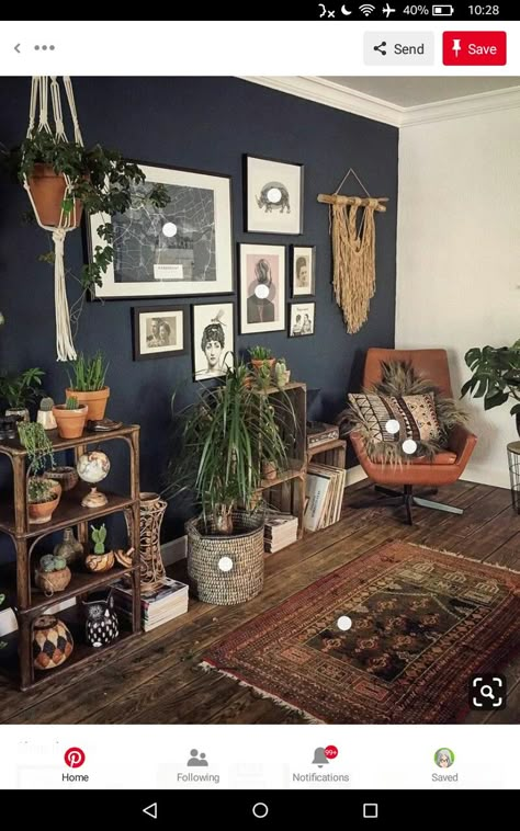 living room, plants, accent wall, boho Dark Earthy Living Room, Accent Wall Boho, Dark Walls Living Room, Dark Accent Walls, Room Plants, Earthy Living Room, Green Accent Walls, Black Accent Walls, Dark Living Rooms