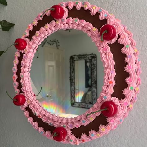 Fake Cake Mirror, Cake Boxes Diy, Cake Mirror, Spiegel Diy, Candy Decorations Diy, Making Crayons, Bakery Crafts, Decoden Diy, Diy Cream