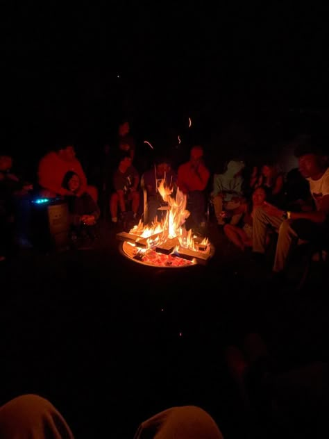 Summer Fire Friends Camping Bonfire Aesthetic, Bonfires With Friends, Backyard Bonfire Aesthetic, Summer Memories Aesthetic, Bonfire Party Ideas Beach, Bonfire Aesthetic Friends, Midnight Activities, Marlene Aesthetic, Bonfire Party Aesthetic