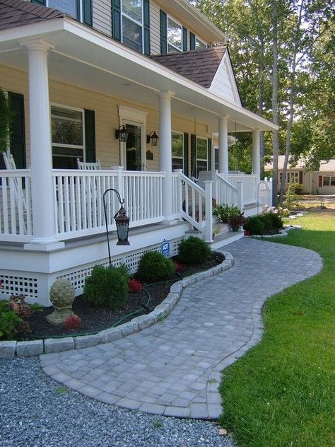 Veranda Design, Porch Landscaping, Pathway Landscaping, Front Walkway, Front Porch Design, Farmhouse Front Porches, Porch Area, Porch Railing, Small Front Porches