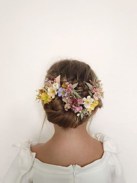 Handmade flower hair pins made from artificial flowers and preserved materials in different colors...  #hairstyle #hairstyling #bridalhair #bridalhairstyle #flowers #flowershop #flowerhair #hairpins #flowerhairpins #meadowflowers #wildflowers #flowershop #summerwedding #summerflowers #gardenwedding #bridalinspo #florist #magaela #magaelaaccessories Wedding Flowers In Hair, Bridal Floral Hair, Flowers Colourful, Flower Hair Pins Wedding, Boho Hair Pins, Floral Wedding Hair, Flowers Pastel, Flower Hair Pins, Paper Flowers Wedding