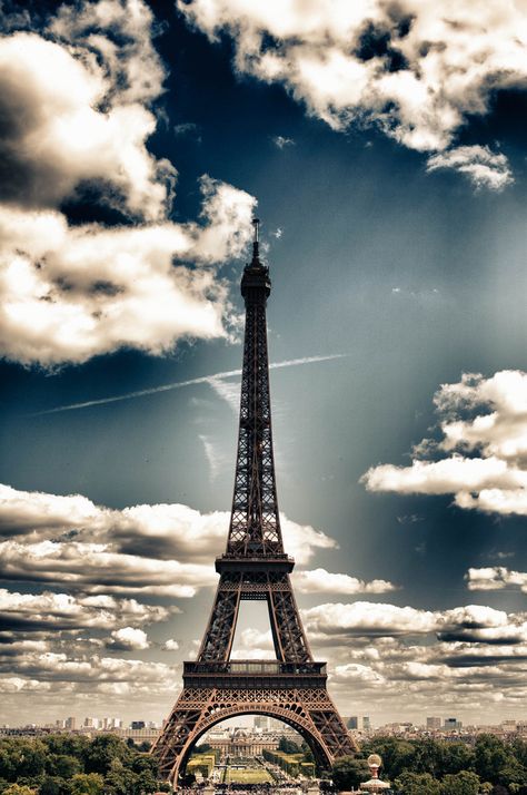 Ajfelov Toranj, Eiffel Tower In Paris, Tower In Paris, Paris Tour, Paris Wallpaper, Montmartre Paris, Beautiful Paris, Paris Pictures, Paris At Night