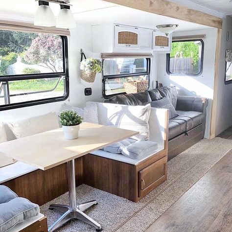 Dinette Booth Makeover Ideas | RV Inspiration Rv Living Room, Camper Vintage, Camper Trailer Remodel, Rv Renovation, Diy Camper Remodel, Rv Makeover, Travel Trailer Remodel, Rv Renovations, Camper Remodel