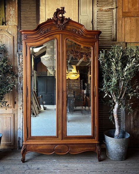 Sourcing characterful bedroom storage can be confusing. From dressers to sideboards, closets to cabinets, and drawers to dressers, it can be hard to know what’s right for your space—and even what the difference is. Narnia Closet, Armoire Decor, French Design Style, Vintage Tips, Vintage Armoire, Dresser In Closet, Antique Wardrobe, Armoire Wardrobe, French Armoire