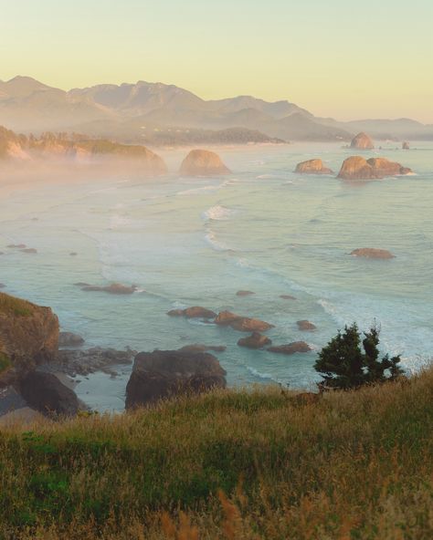 the oregon coast never fails to amaze me. 🌊 Cannon Beach Oregon Aesthetic, Oregon Coast Winter, Oregon Coast Aesthetic, Oceanside Oregon, Oregon Scenery, Oregon Coast Roadtrip, Dreams Aesthetic, West Coast Aesthetic, Oregon Aesthetic