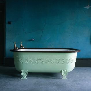 The Jennings Bath from The Water Monopoly. A reproduction of a late 19th century English embossed cast iron bath. For more inspiration, visit www.thehousedirectory.com Vintage Bath Tub, The Bathing Pool, Water Monopoly, Savage Grace, Bathtub Aesthetic, Baños Shabby Chic, 17th Century House, Tea Bath, Bath Aesthetic