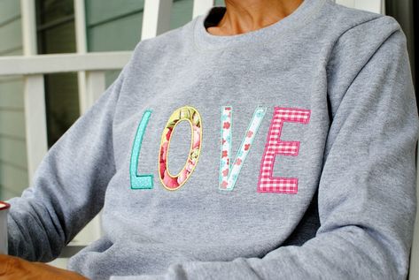 Appliqué Letter Sweatshirt, Valentine Sweatshirt Ideas, Felt Applique Sweatshirt, Sweatshirt Fabric Projects, Diy Mom Sweatshirt, Mama Applique Sweatshirt Diy, Iron On Fabric Applique Diy, Decorated Sweatshirts Ideas, Applique On Sweatshirt