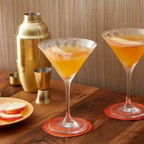 Fall Martini Recipes, Fall Martini, Fall Meal Plan, Apple Martini Recipe, Caramel Apple Martini, Autumn Cocktails, Sour Apple Pucker, Easy Halloween Party Food, Halloween Eats