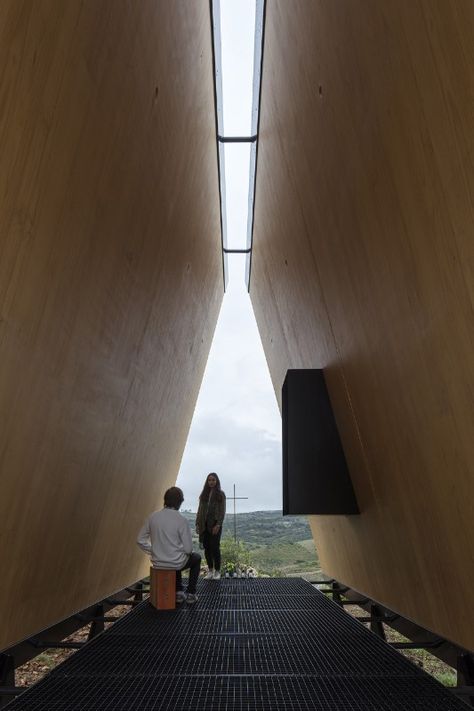 Uruguay. A prefabricated chapel in the vineyards by MAPA Contemplation Space, Modern Church Architecture, Landscape Hotel, Open Air Chapel, Modern Church, Arch Model, Sacred Architecture, Wood Architecture, Religious Architecture