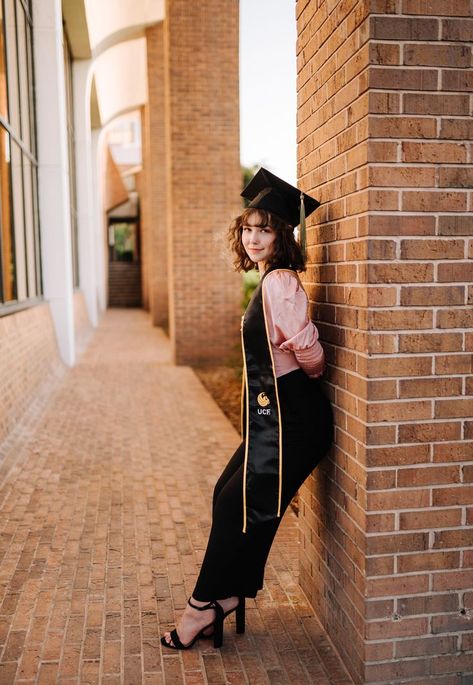 Graduations Pics, Valedictorian Photoshoot, Graduation Photoshoot Poses Ideas, Portrait Graduation Photography, Graduation Pic Inspiration, Graduation Pictures Without Cap, College Graduation Pictures Poses Photo Shoots Cap And Gown, Graduation Shoot Poses, Graduate Picture Ideas