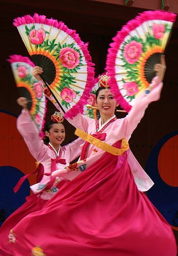 South Korean Dance Fan Dance, World Dance, Korean Dance, Shall We Dance, Dance Movement, Traditional Dance, Korean Culture, Suwon, Folk Dance