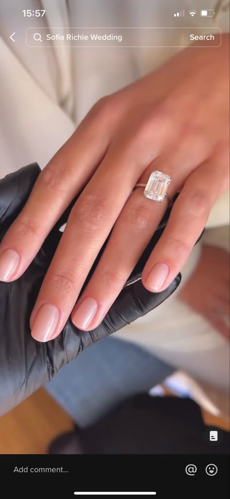 Wedding Nails Clear, Wedding Nails Bridesmaid Natural, Short Wedding Gel Nails Brides, Engagement Nails Natural, Engagement Rings Sofia Richie, Neutral Bridal Nails Wedding, Wedding Sofia Richie, Bridal Nails Classy, Wedding Nails Classy Elegant