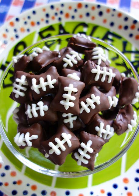 Chocolate Dipped Football Pretzel Bites.......however I will try to find "something else" to wrap some chocolate around. Love the idea. Superbowl Party Desserts, Peanut Butter Filled Pretzels, Football Snacks, Fresh Fruit Recipes, Football Party Food, Plain Chicken, Peanut Butter Filling, Superbowl Snacks, Tailgate Food