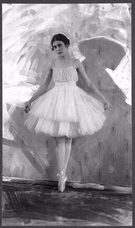 23 Fascinating Vintage Photos of Lilya Brik, the Muse of Russian Avant-Garde, in the 1920s Circus Vintage Costume, Pierrot Costume, Vintage Circus Costume, Cirque Vintage, Circus Aesthetic, Pierrot Clown, Russian Avant Garde, Night Circus, Circus Costume