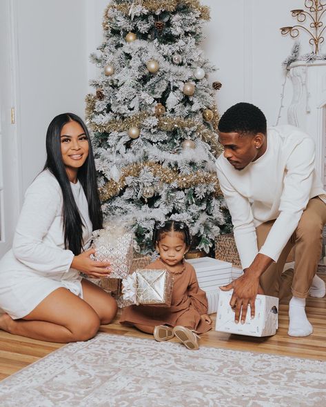 Christmas Photoshoot Ideas Black Family, Christmas Family Shoot Ideas, Brown Christmas Family Photos, Photoshoot Christmas Couple, Family Photo Shoot Christmas, Black Family Thanksgiving Pictures, Black Family Of 3 Photoshoot, Couples Holiday Photoshoot Outfits, Family Photo Christmas Outfits